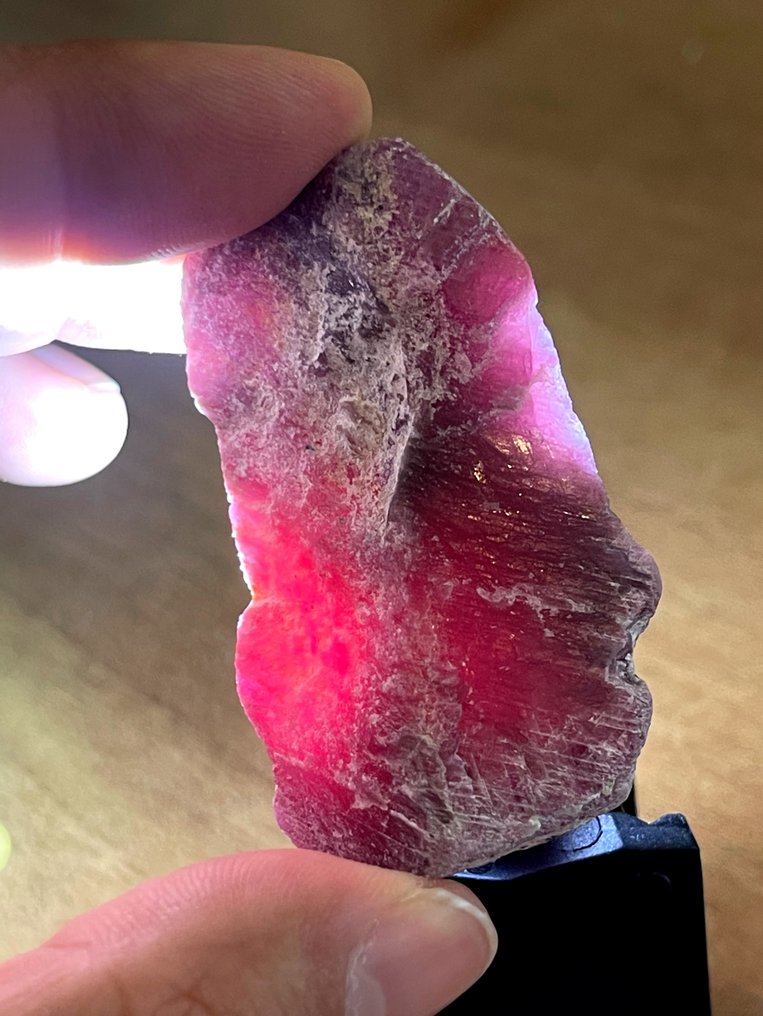 Rubino Grezzo. Mozambico mozzafiato, enorme rubino di sangue, cristallo. Qualità A+++ 246,5 carati, 100% - Altezza: 56 mm - Larghezza: 32 mm- 49.3 g #3.2