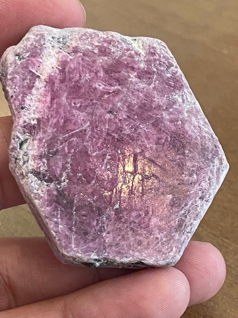 Ruby 粗犷。令人惊叹的莫桑比克巨大血红宝石水晶。A+++ 级别，378克拉，百分百特别。 - 高度: 58 mm - 闊度: 41 mm- 75.6 g #4.3