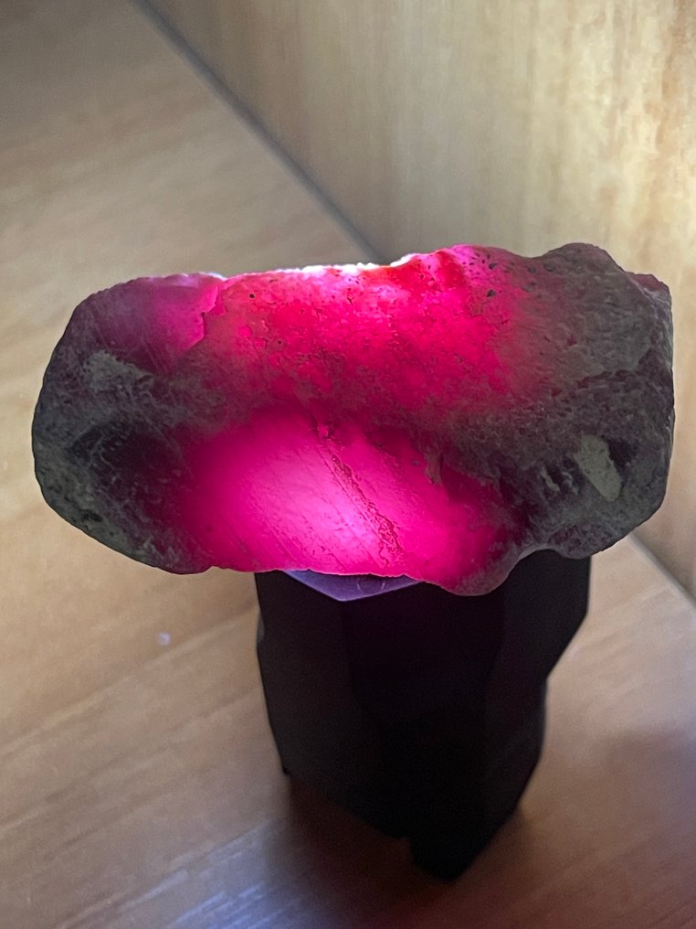 Rubino Grezzo. Mozambico mozzafiato, enorme rubino di sangue, cristallo. Qualità A+++ 246,5 carati, 100% - Altezza: 56 mm - Larghezza: 32 mm- 49.3 g #2.1