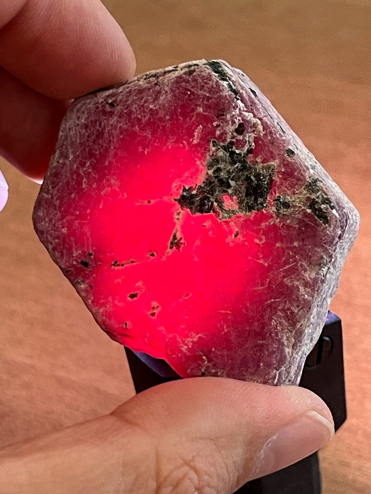 Ruby 粗犷。令人惊叹的莫桑比克巨大血红宝石水晶。A+++ 级别，378克拉，百分百特别。 - 高度: 58 mm - 闊度: 41 mm- 75.6 g #2.1