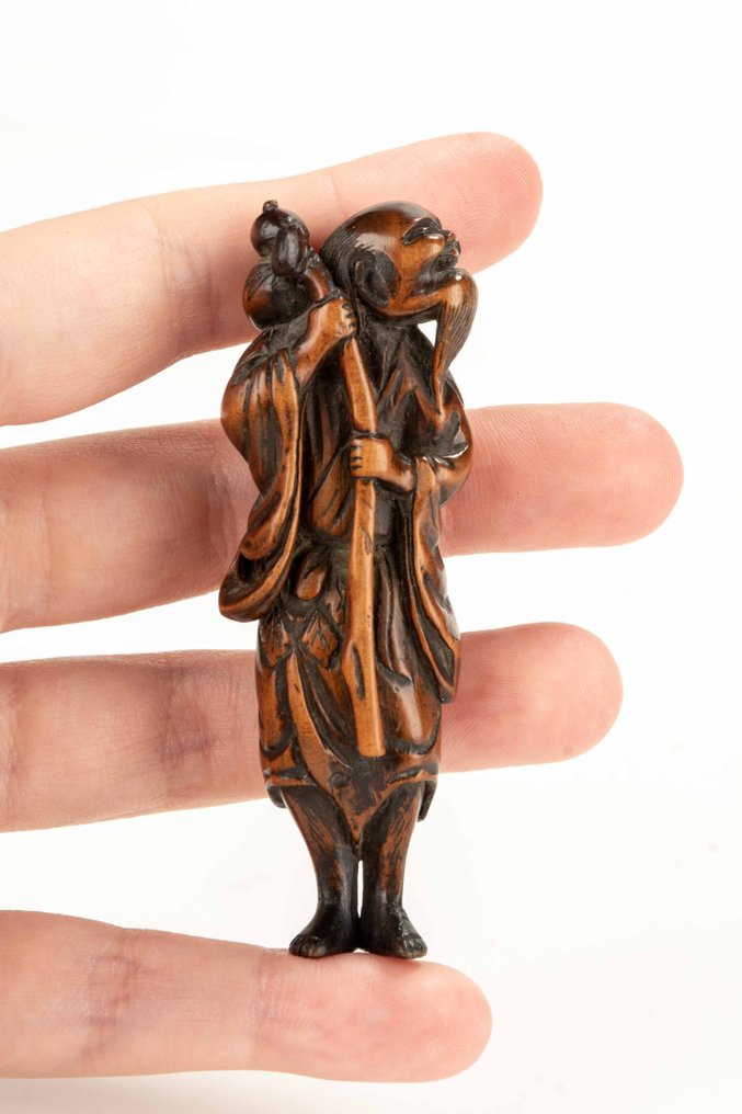 Ένα λεπτό netsuke από ξύλο κουκουναριάς με θέμα έναν σενίν με ραβδί και μπουκάλι σάκε. - Boxwood - Ιαπωνία - περίοδος Edo (19ος αιώνας) #4.3