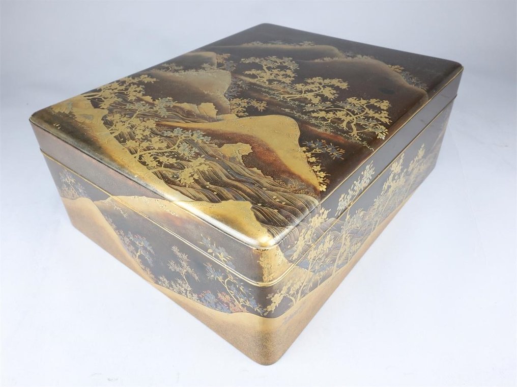 Stunning bunko in lavish landscape maki-e design - Boks - Træ, Guld, lak #1.0