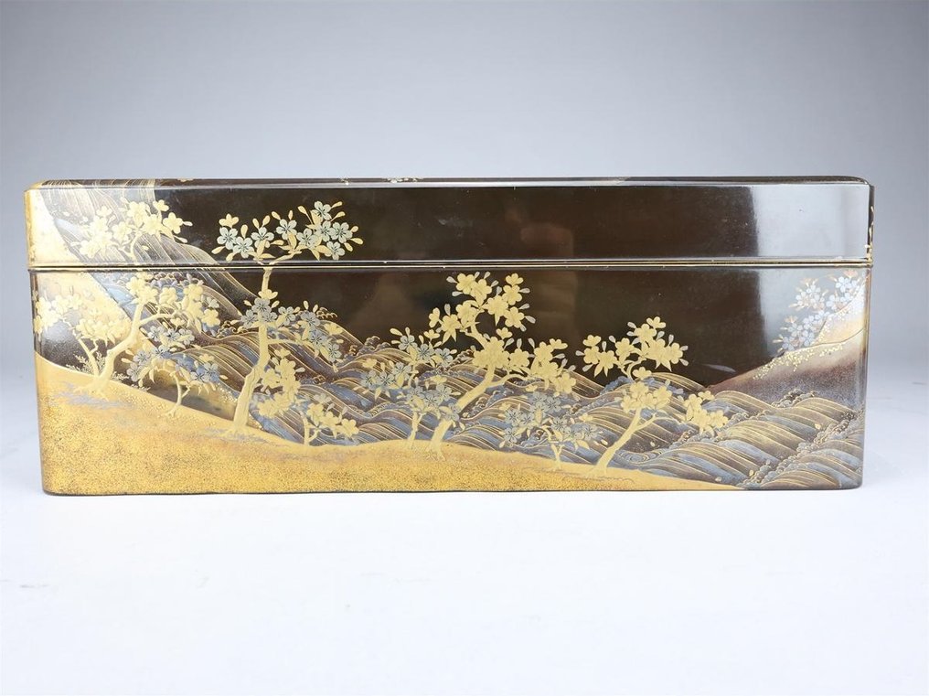 Stunning bunko in lavish landscape maki-e design - Boks - Træ, Guld, lak #3.2