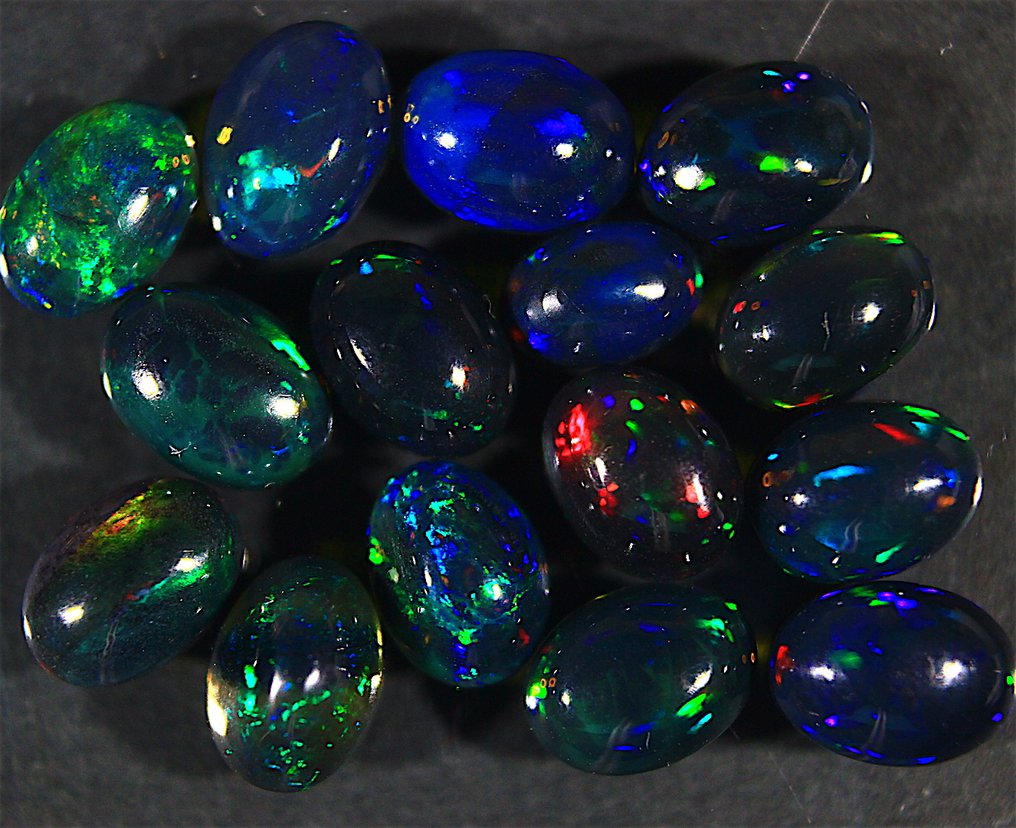 Ct. 7.30 天然埃塞俄比亚黑欧泊 弧面形 - 高度: 7 mm - 宽度: 5 mm- 1.46 g #1.0