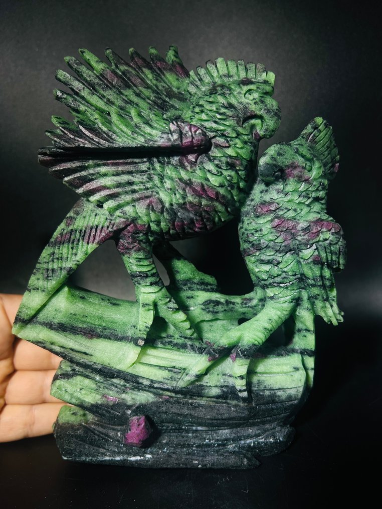 Natural Ruby Zoisite Parrot Pair Hand- Carved Sculpture with Ruby Crystals - Höhe: 210 mm - Breite: 145 mm- 1566 g - (1) #4.3