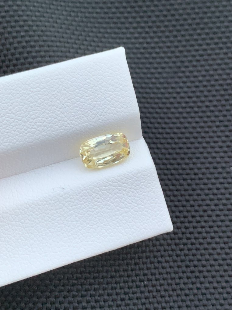 Zonder minimumprijs - 1 pcs Geel Saffier - 1.96 ct - nternational Colored Gemstone Association (ICA GemLab) #3.2