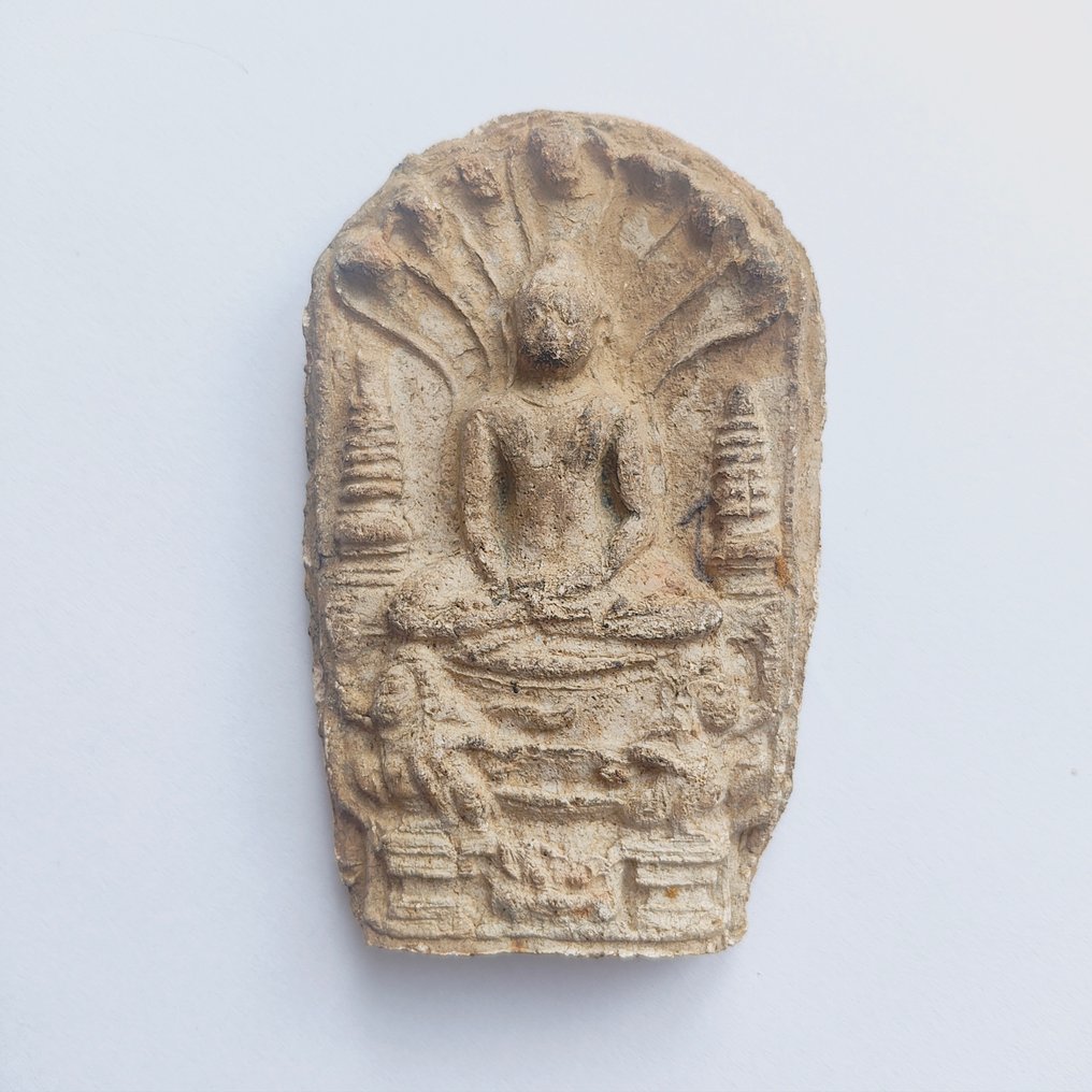 古代印度支那（缅甸或暹罗） Terracotta 坐佛在那伽（蛇）宝座上的供品珠牌 - 103 mm  (没有保留价) #1.0