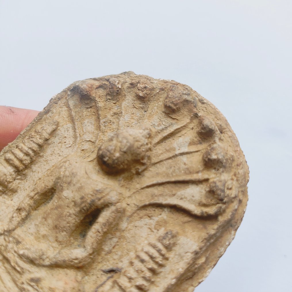 古代印度支那（缅甸或暹罗） Terracotta 坐佛在那伽（蛇）宝座上的供品珠牌 - 103 mm  (没有保留价) #2.1