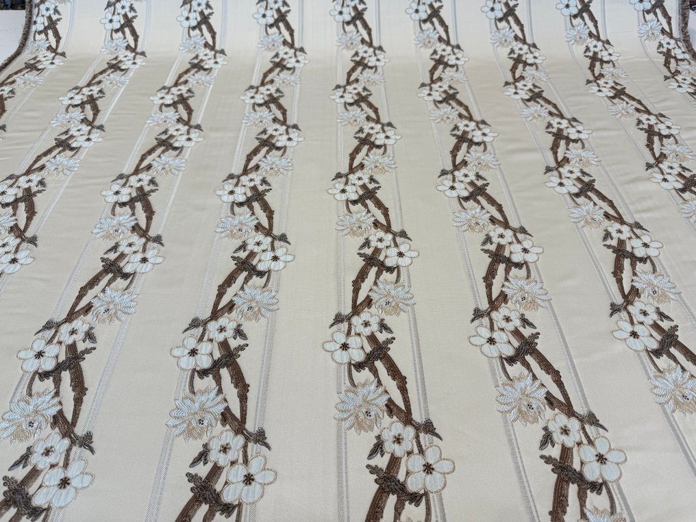 Eleganza Fiorita: Righe di Seta e Rami di Primavera - Tessuto per tappezzeria - 4 m - 1.4 m #1.0