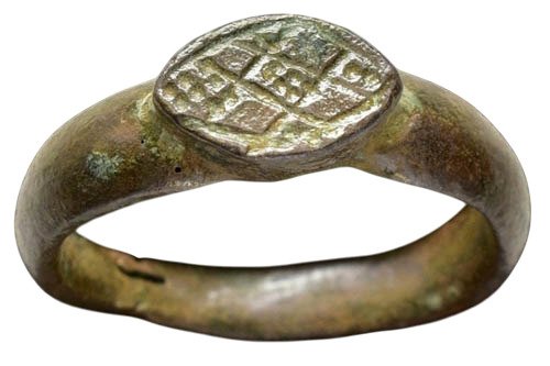 中世紀，十字軍時代 青铜戒指，边缘装饰有钻石形沟槽设计，宽度16毫米，年代11/13 DC 戒指  (沒有保留價) #1.0