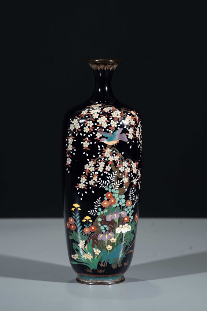 Vaso - Smalto, A dark blue cloisonné square vase with bird and floral motifs - Signed - Giappone - Meiji period (late 19th century) #1.0