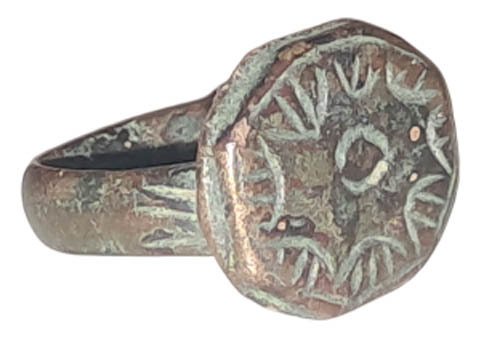中世紀前期 青銅色, 刻有辐射太阳符号的戒指,直径19毫米,公元9世纪/11世纪,外观漂亮的包浆 戒指 (沒有保留價) #3.2
