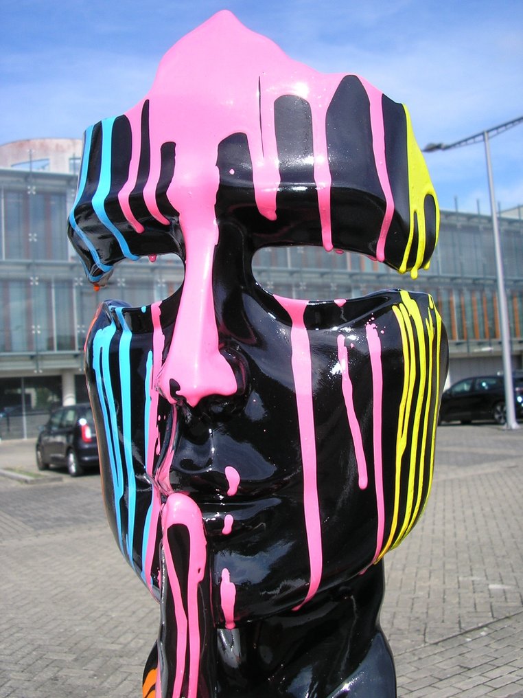 Skulptur, THE WHISPERER COLORFUL SPLASH BLACK XXL 42 CM !! : THE SOUND OF SILENCE : SILENCIO POR FAVOR - XXL : - 42 cm - Meget tyk kunstharpasta: Øjefanger #1.0