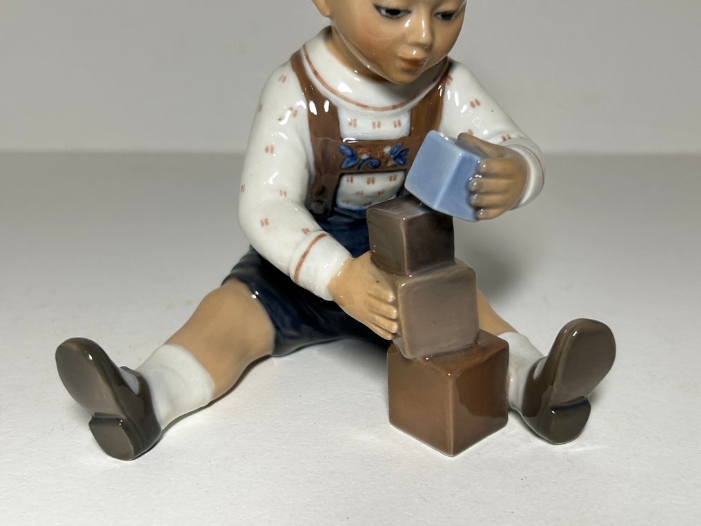 Figuriini - DJ Dahl Jensen #1167 Boy with lego blocks. First sorting - Posliini #2.1