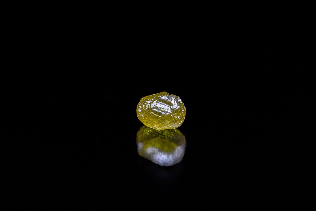 RAREST Intense Yellow Raw Diamond – 0.41 ct – India – EXCEPTIONAL COLOR No reserve price - Height: 4 mm - Width: 3.5 mm- 0.08 g - (1) #4.3