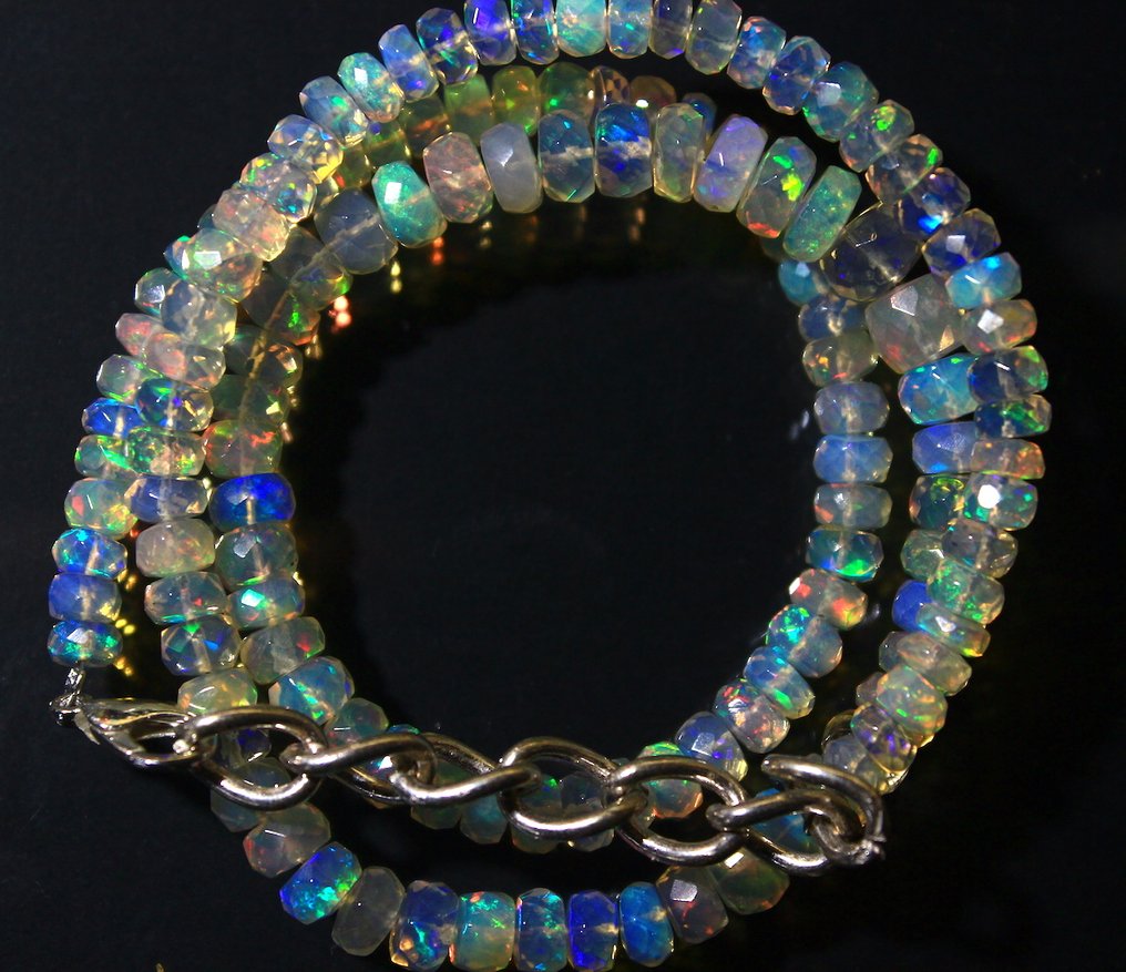 Κολιέ από λευκό αιθιοπικό όπάλιο. Δακτυλίδια με ακτινωτά διαβαθμισμένα- 15.08 g #1.0