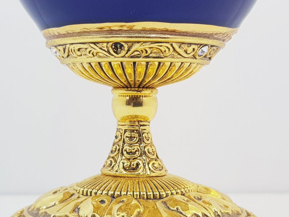 The Franklin Mint - House of Fabergé - Collector Egg - En konge er født - Porselen, Gullbelagt, Resin - 1980–1990 #2.1