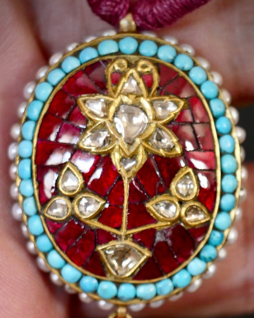 Timantti - Kaksipuolinen ovaali riipus 22 kt kultaa, timantteja, turkikiveä, helmiä ja spinellia, Intia, - Riipus #1.0