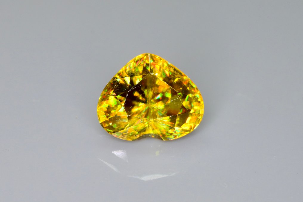 1 pcs  Gelb, Grün Sphen  - 2.56 ct - International Colored Gemstone Association (ICA GemLab) - Full Of Fire Sphene #2.1