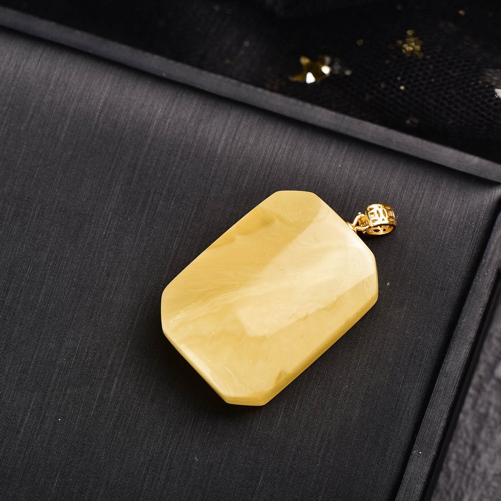 ALGT Certified - Large and Highly Exclusive Natural Amber Pendant - An intense color that immediately draws the eye- 5.4 g #3.2