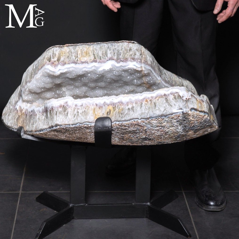 Μνημειώδες δείγμα - Τμήμα φυσικής γεώδης Μεγάλο τμήμα γεώδη με χαλαζία και χαλκηδόνιο. - Ύψος: 730 mm - Πλάτος: 650 mm- 124 kg #1.0