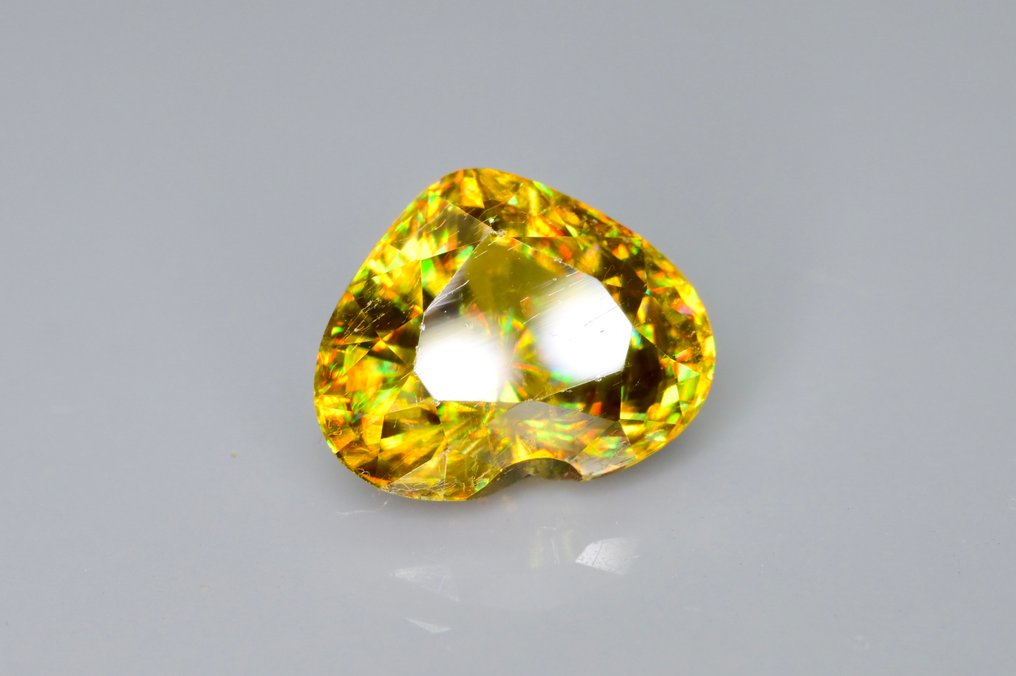 1 pcs  Gelb, Grün Sphen  - 2.56 ct - International Colored Gemstone Association (ICA GemLab) - Full Of Fire Sphene #1.0