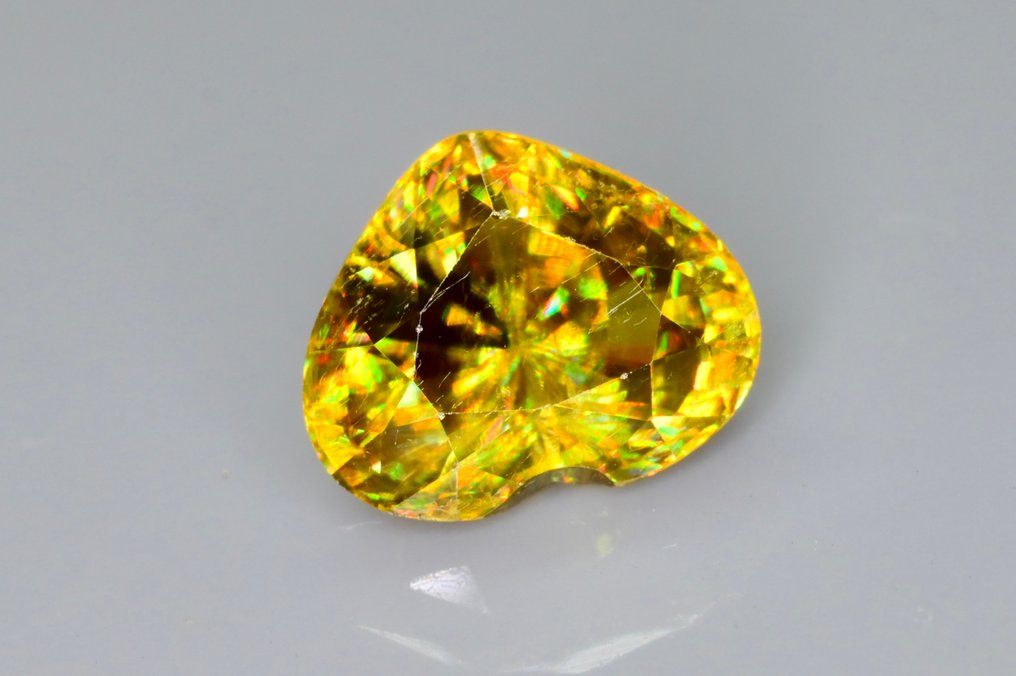 1 pcs  Gelb, Grün Sphen  - 2.56 ct - International Colored Gemstone Association (ICA GemLab) - Full Of Fire Sphene #3.2
