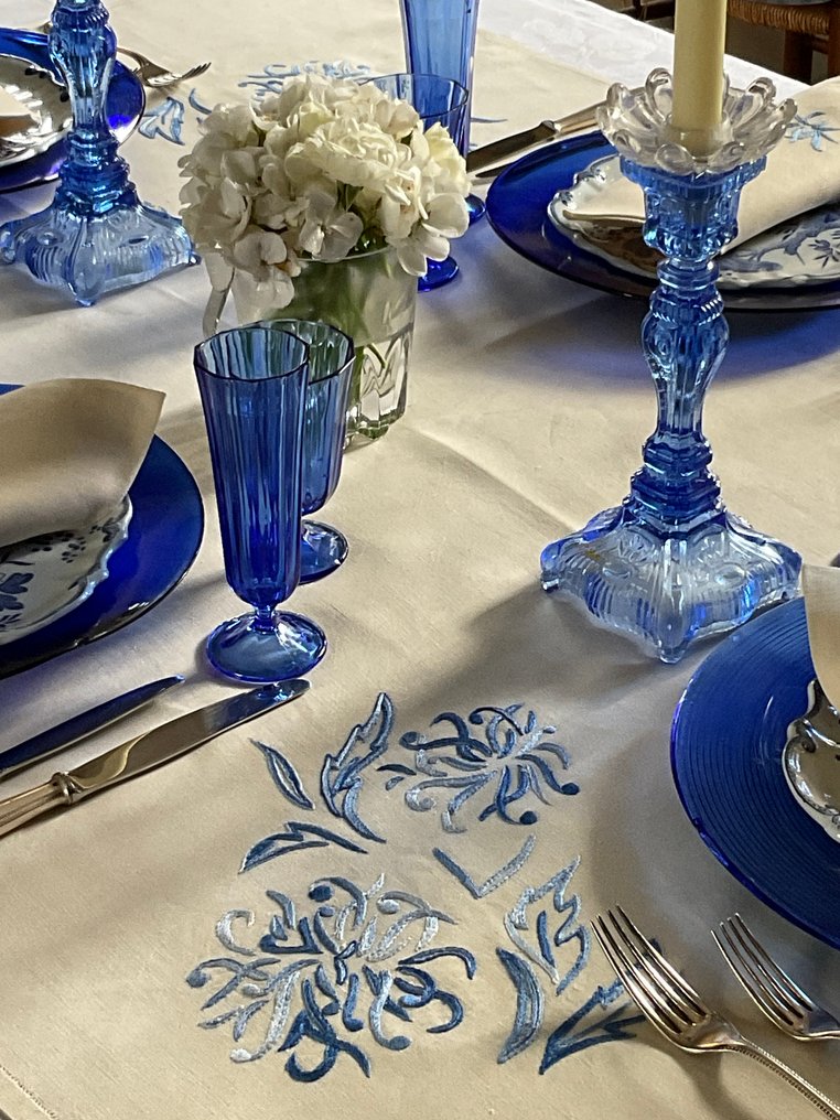 Toalha de mesa bordada à mão do meio do século XX com 9 guardanapos. - Têxtil - 1.35 cm - 0.9 m #1.0