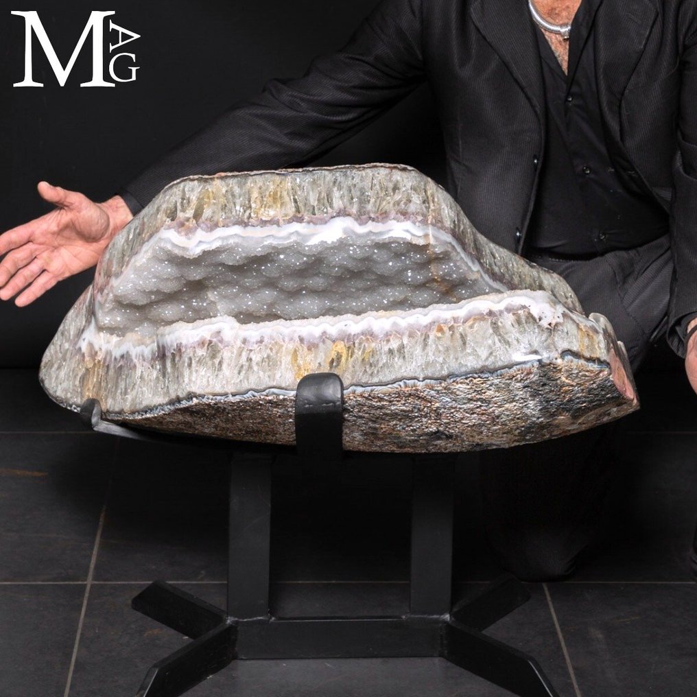 Μνημειώδες δείγμα - Τμήμα φυσικής γεώδης Μεγάλο τμήμα γεώδη με χαλαζία και χαλκηδόνιο. - Ύψος: 730 mm - Πλάτος: 650 mm- 124 kg #1.0