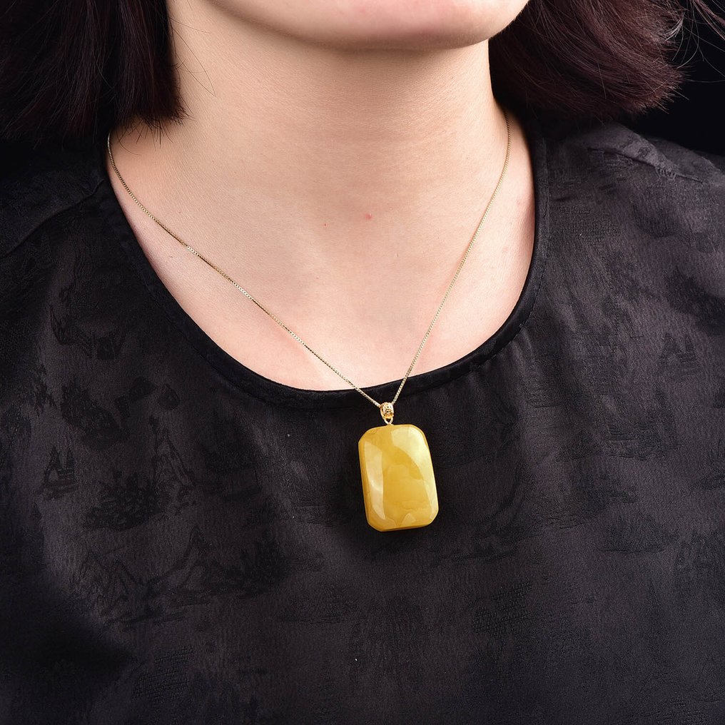 ALGT Certified - Large and Highly Exclusive Natural Amber Pendant - An intense color that immediately draws the eye- 5.4 g #1.0