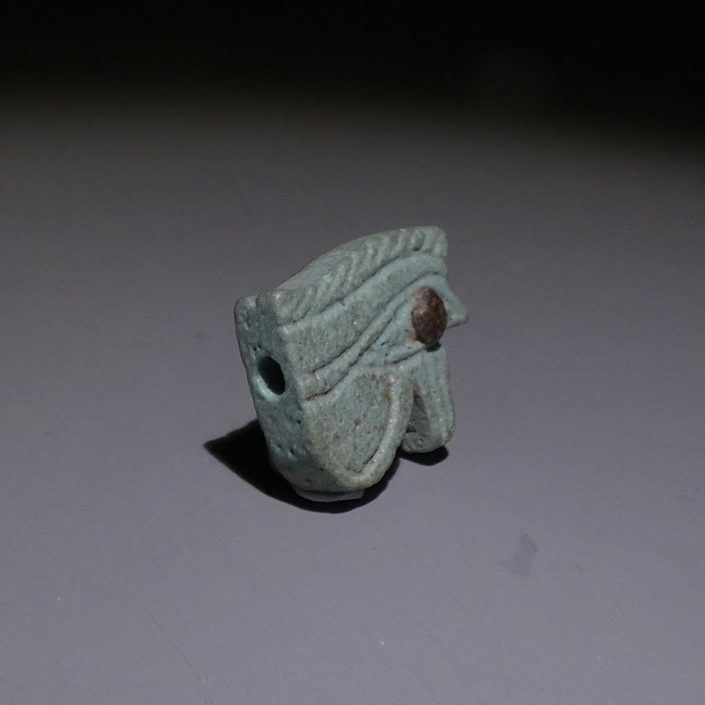 古埃及 Faience 护身符霍鲁斯之眼,wedjat。长1.6厘米。晚期,公元前664年至公元前332年。 #2.1
