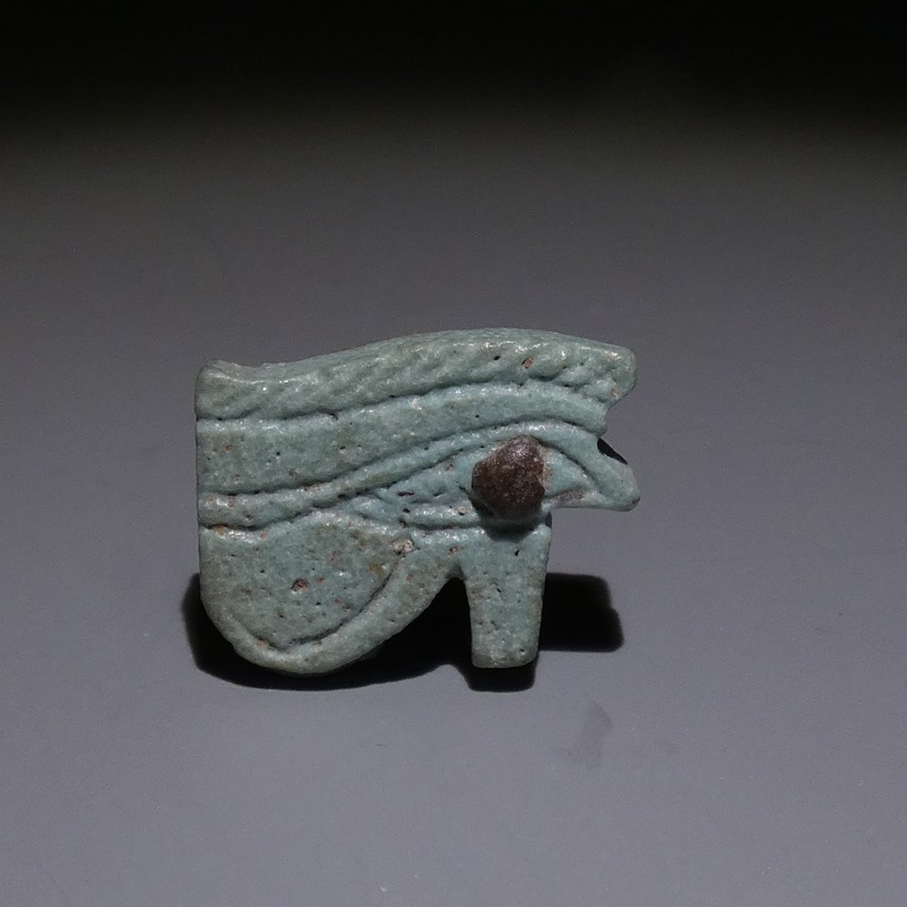 古埃及 Faience 护身符霍鲁斯之眼,wedjat。长1.6厘米。晚期,公元前664年至公元前332年。 #3.2