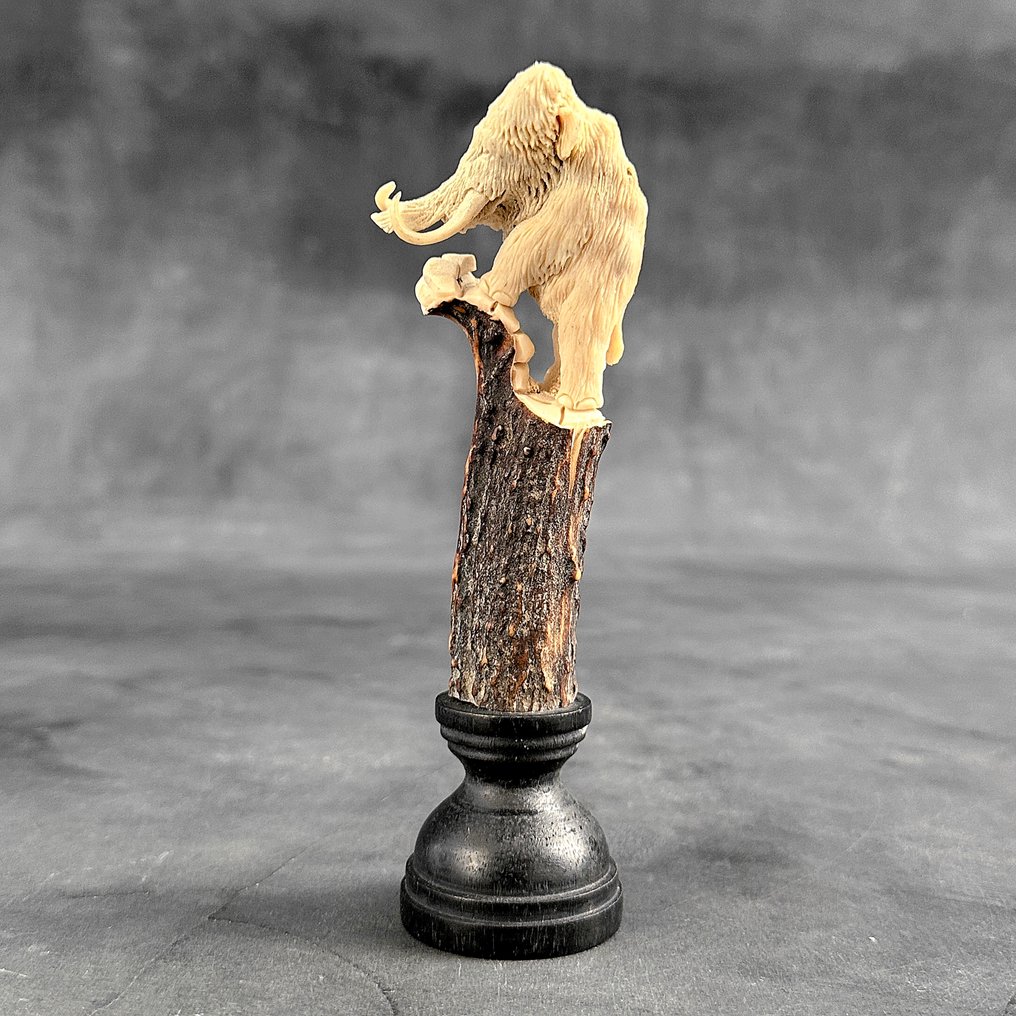 Carving, NO RESERVE PRICE - Stunning Mammoth Carving from a deer antler on a custom stand - 17 cm - Deer Antler - 2025 #3.2
