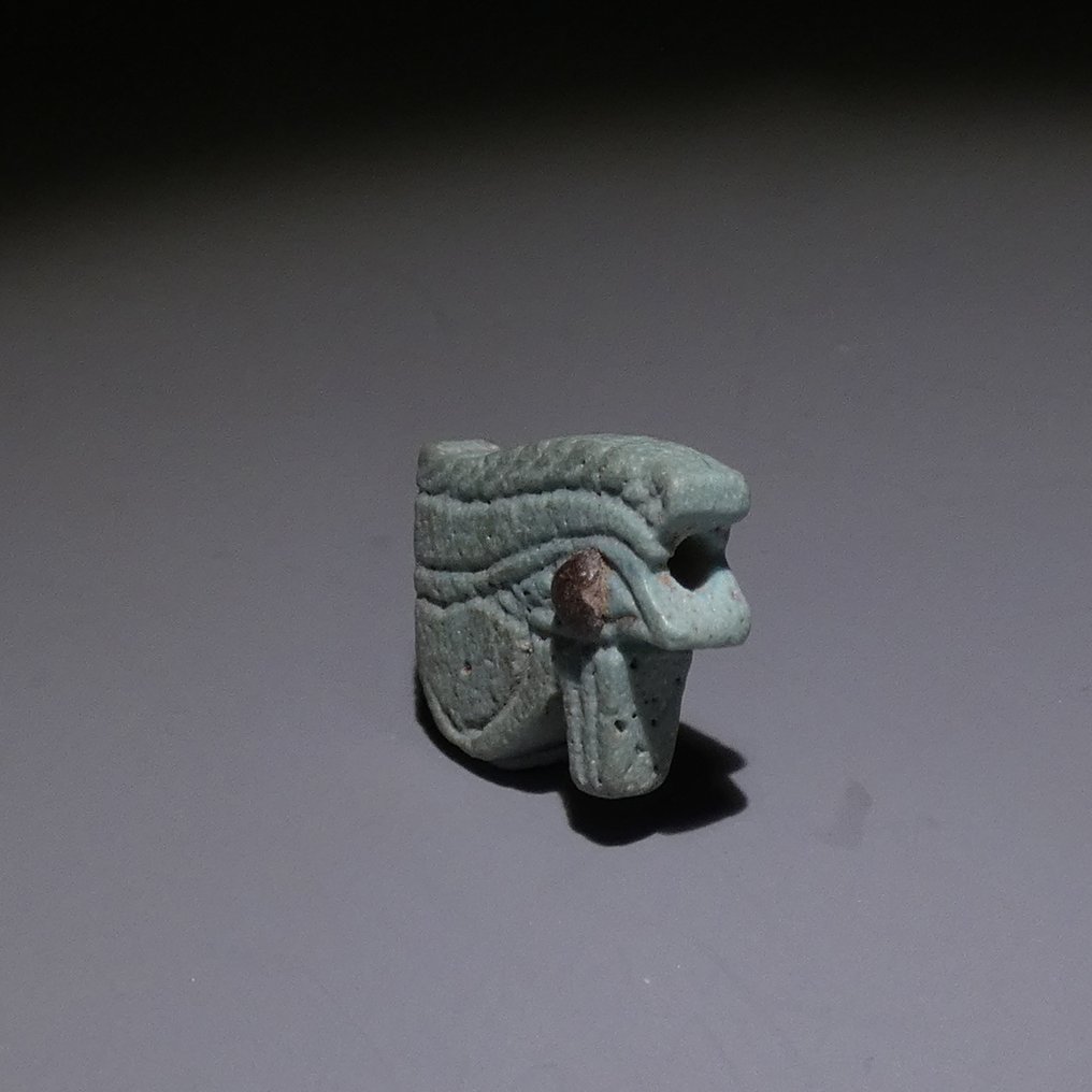 古埃及 Faience 护身符霍鲁斯之眼,wedjat。长1.6厘米。晚期,公元前664年至公元前332年。 #4.3