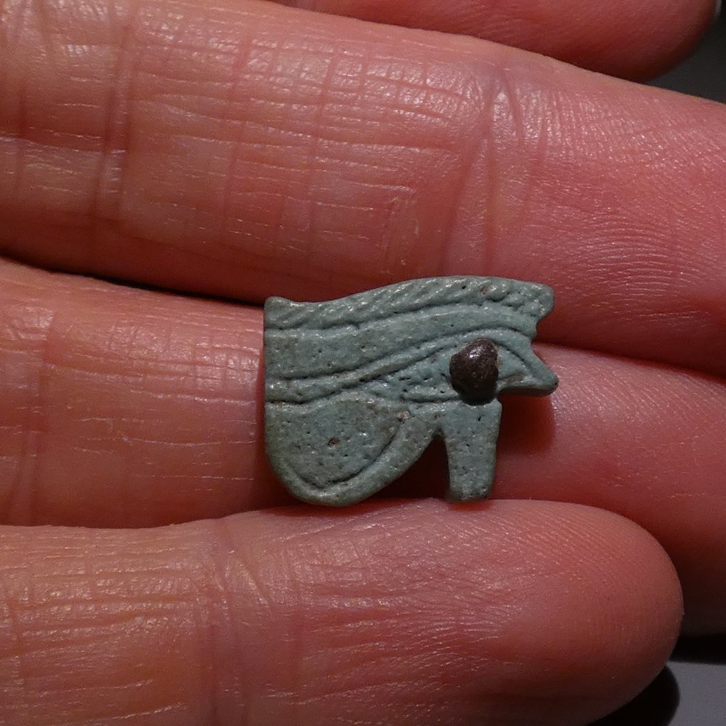 古埃及 Faience 护身符霍鲁斯之眼,wedjat。长1.6厘米。晚期,公元前664年至公元前332年。 #1.0
