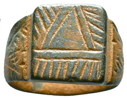 中世紀，十字軍時代 青铜戒指，边缘装饰有奇异的线性符号，直径18毫米，来自11/13世纪DC时期。 戒指  (沒有保留價) #1.0