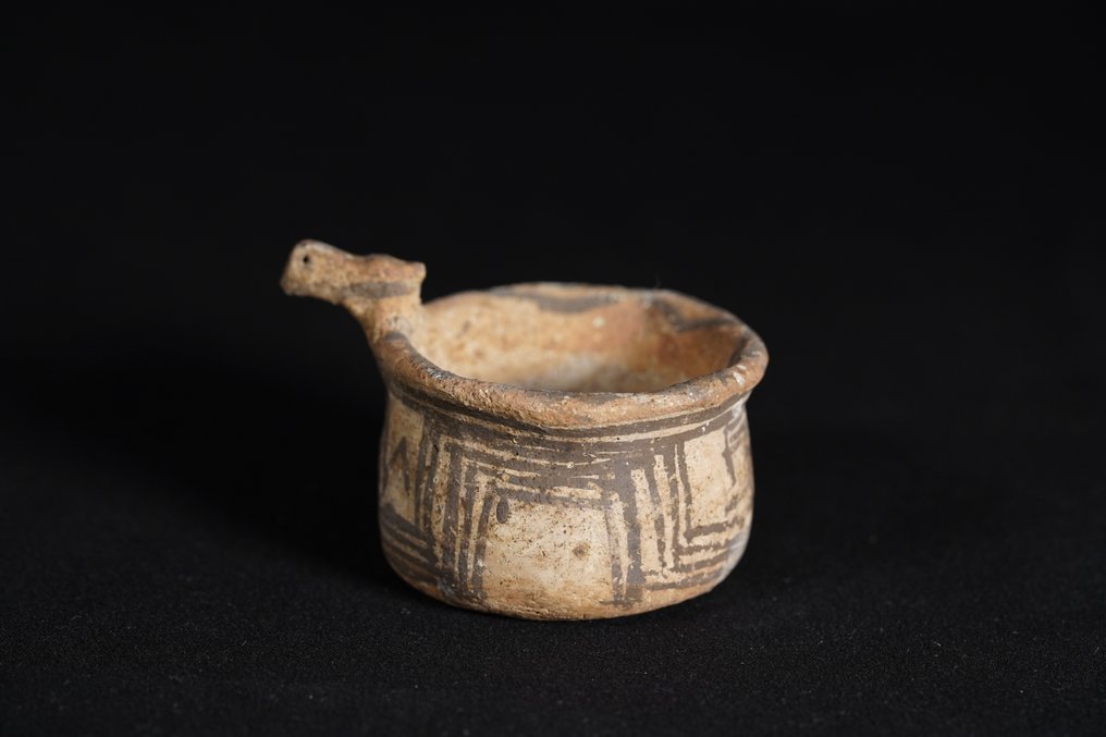 近东的 陶器 带鸟图案的杯子，尺寸为4.5 x 7厘米。 #1.0