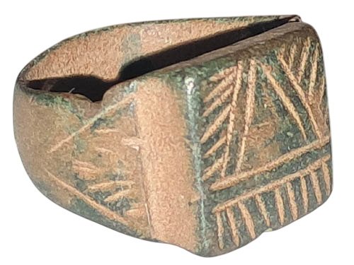 中世紀，十字軍時代 青铜戒指，边缘装饰有奇异的线性符号，直径18毫米，来自11/13世纪DC时期。 戒指  (沒有保留價) #2.1