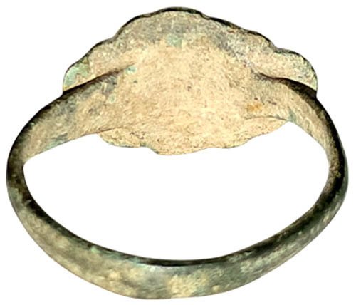 中世纪,十字军时代 青铜戒指,带有锯齿状钻石形设计的表圈,19毫米,公元11/13世纪 戒指 (没有保留价) #2.1