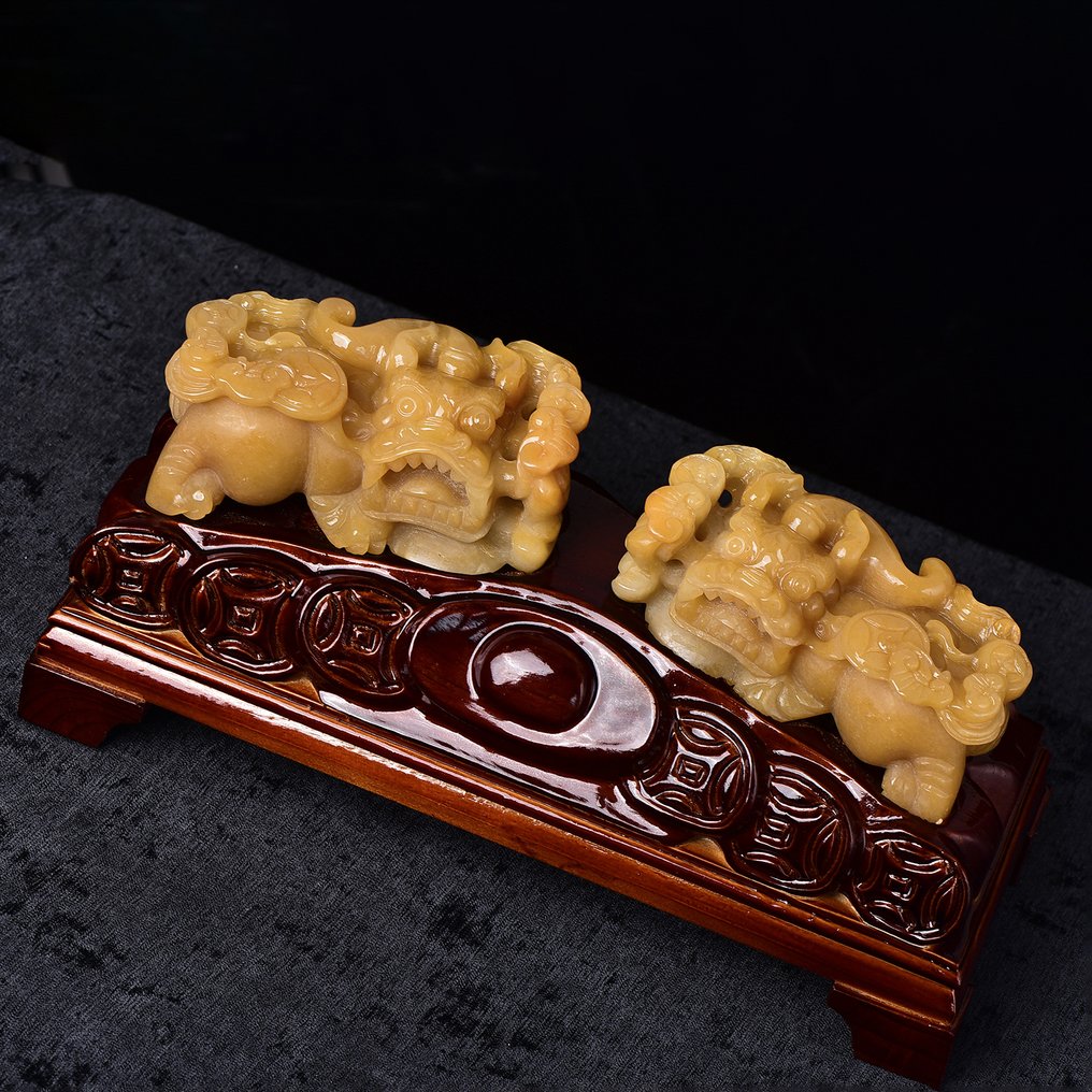 ALGT 认证 - 巨大且精湛的天然石英岩玉雕像 一种具有独特鲜明色彩的发现- 1290.74 g - (2) #3.2