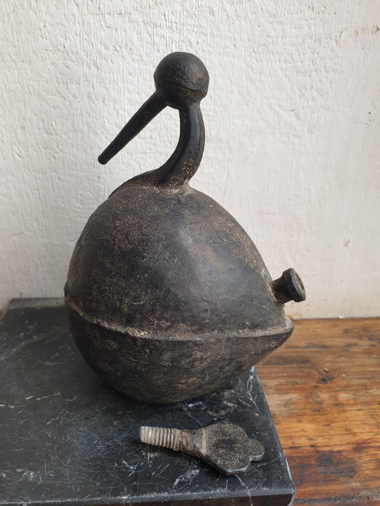 Δοχείο φτιαγμένο από σίδερο και σε σχήμα πουλιού. Είναι μια λάμπα κοσμηματοπωλείου από την περιοχή - Σίδηρος (Σφυρήλατος) - Ινδία - 19ος αιώνας #4.3