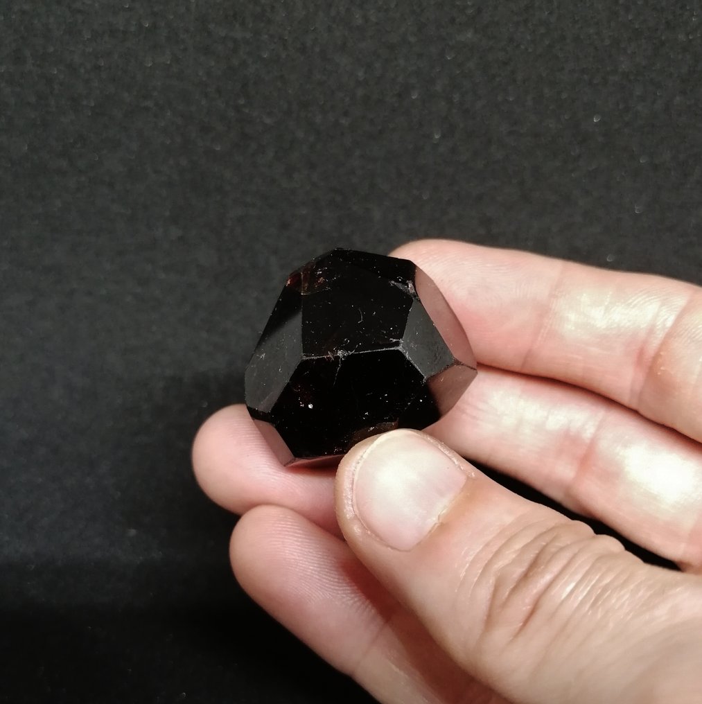 Magnificent polished almandine garnet of 172 carats from Baluchistan, Pakistan. Tumbled - Height: 25 mm - Width: 23 mm- 34.4 g - (1) #4.3