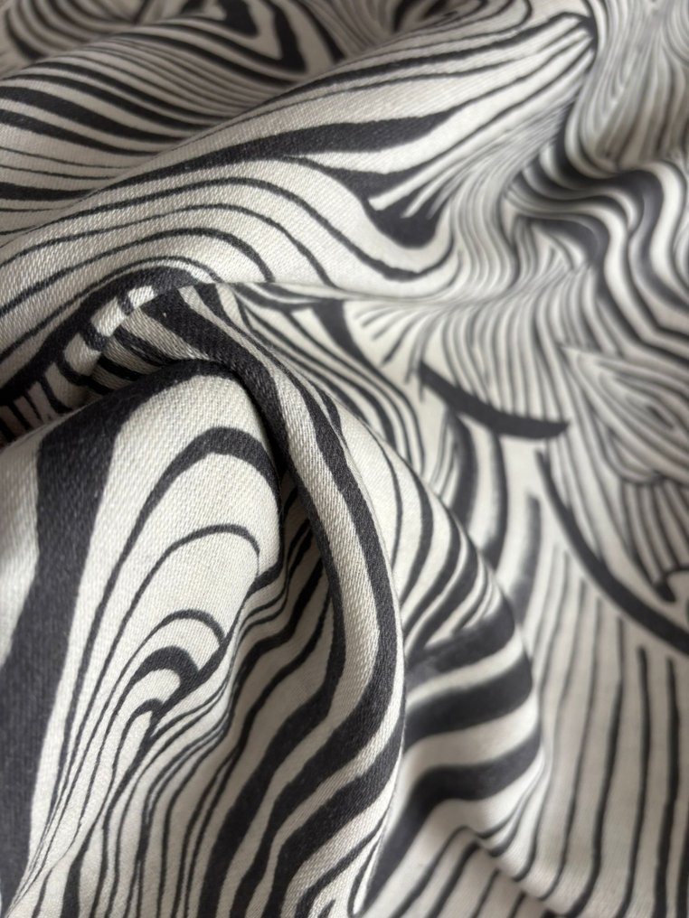 Fabric cut for decoration, stylized wave design with zebra effect, in black and white. - Upholstery fabric - 300 cm - 280 cm - Viscose and Cotton #4.3