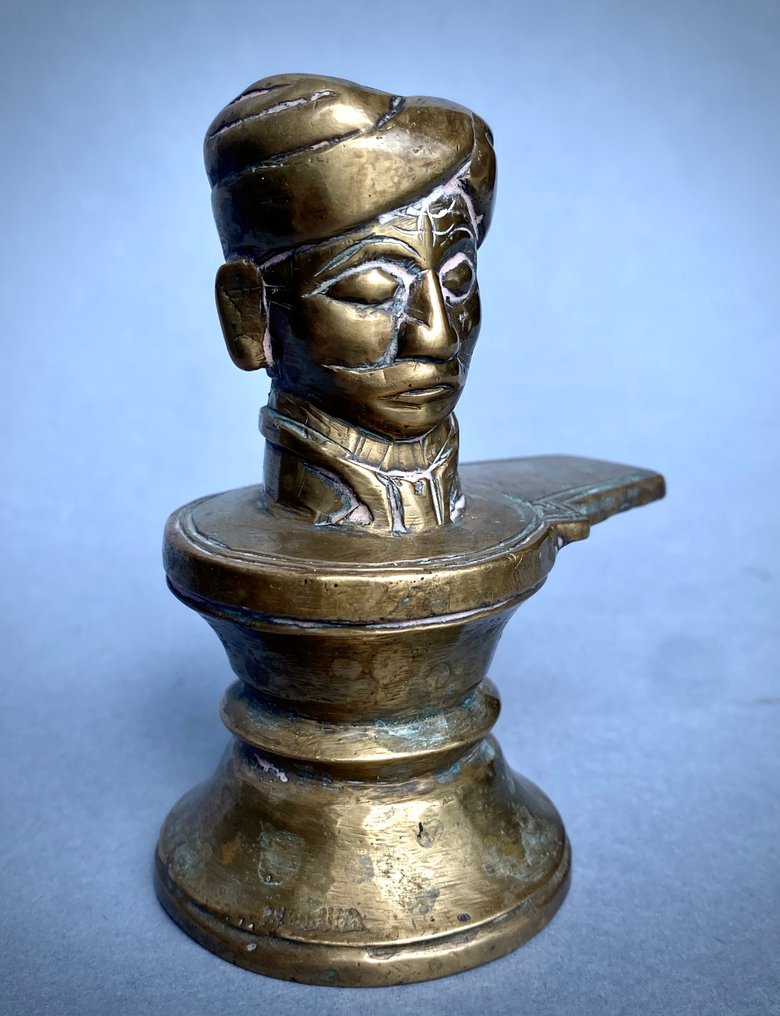 雕塑, Insolito Mukha-liṅga con pāgṛī in elegante foggia nobiliare tardo-coloniale, India, XIX-XX secolo - 9 cm - 铜蜡工艺 #1.0