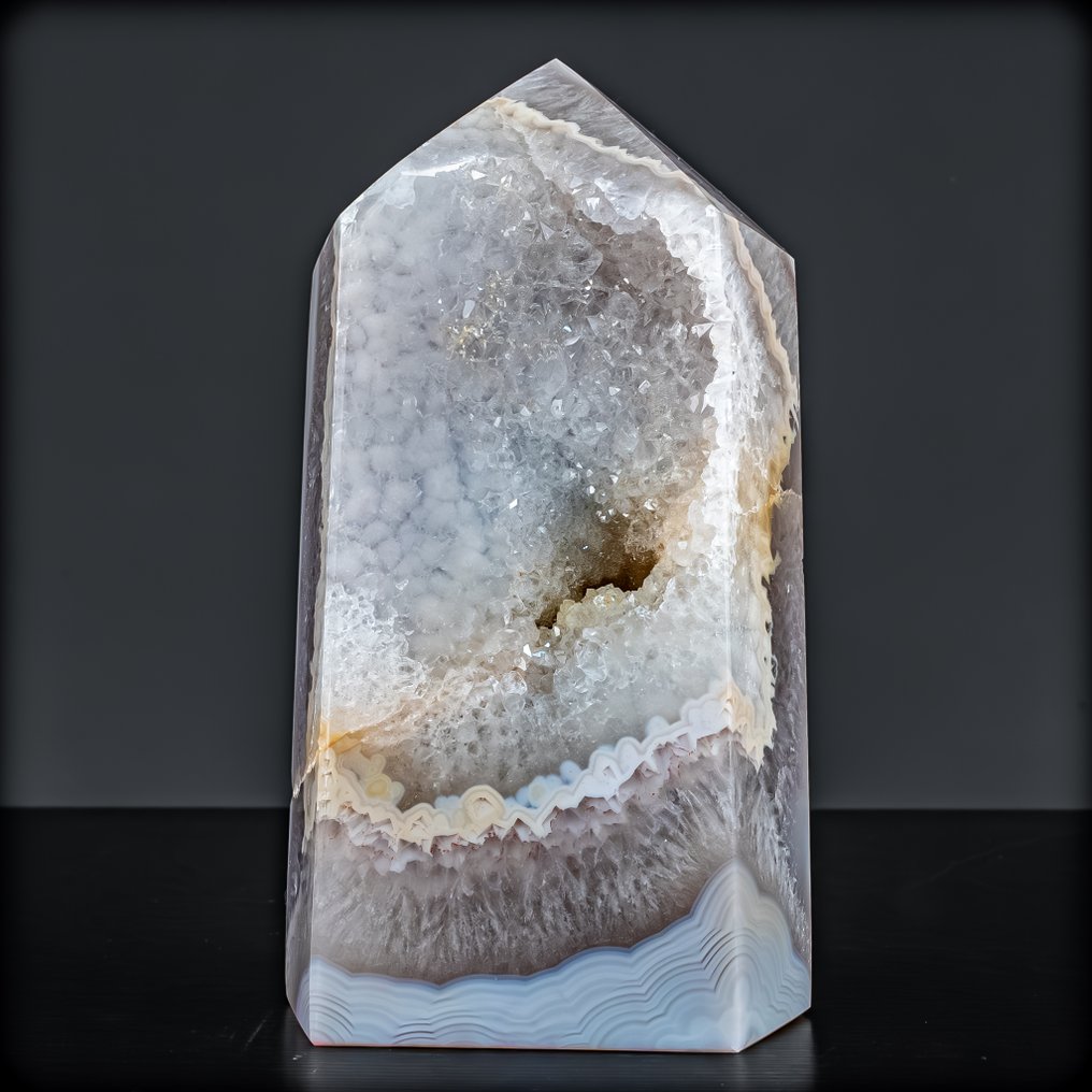 Φυσικός άχας με χαλκηδόνιο σε υπέροχο μπλε χρώμα, οβελίσκος κρύσταλλος με druse. Αριστούργημα της φύσης στην υψηλότερη ποιότητα.- 2007.31 g #1.0