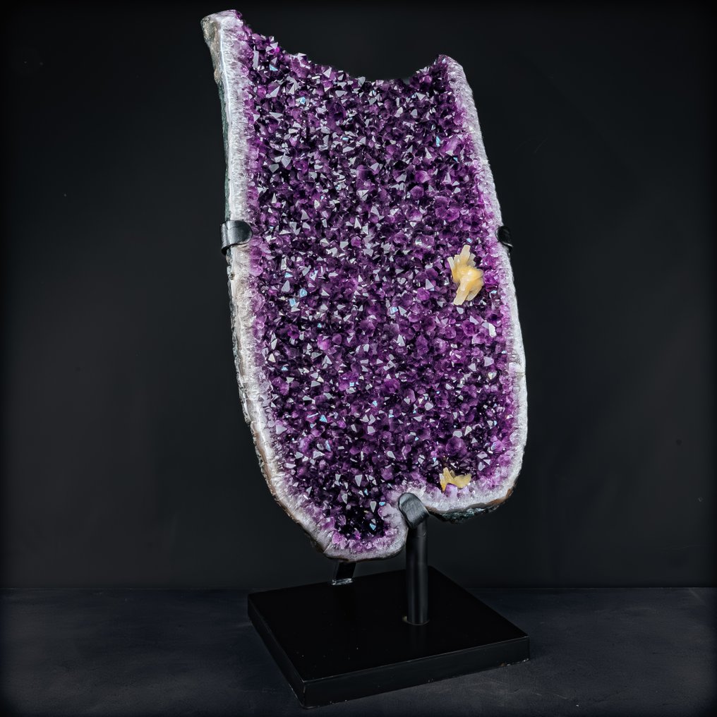 宏伟的紫水晶簇，带方解石晶体——46公斤的自然奇观，放置在高贵的底座上。 玻利维亚- 46920.66 g #1.0