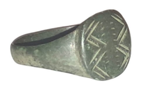 Medieval, Crusaders Era Bronze ring with a decorated bezel featuring strange and beautiful engravings - 19 mm - 11th/13th Ring (No reserve price) #1.0