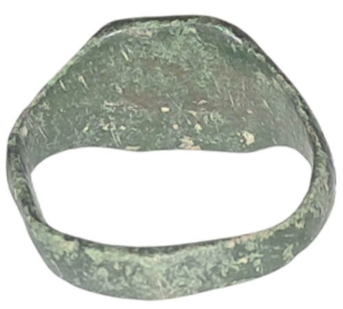 中世纪，十字军时代 青铜戒指，饰有奇特而美丽的雕刻装饰表圈，直径18毫米，来自11/13世纪DC时期。 戒指  (没有保留价) #2.1