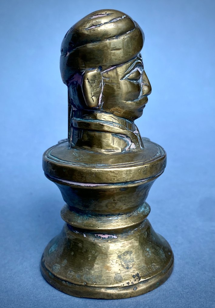 雕塑, Insolito Mukha-liṅga con pāgṛī in elegante foggia nobiliare tardo-coloniale, India, XIX-XX secolo - 9 cm - 铜蜡工艺 #4.3
