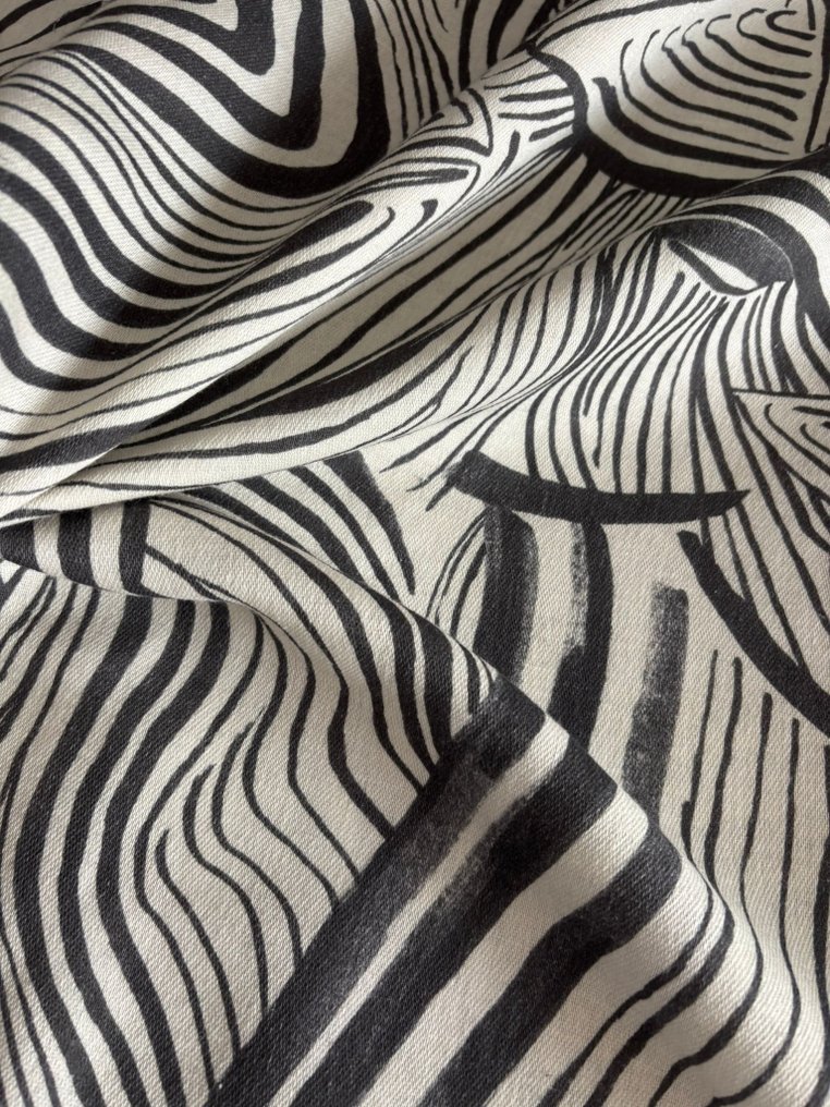 Fabric cut for decoration, stylized wave design with zebra effect, in black and white. - Upholstery fabric - 300 cm - 280 cm - Viscose and Cotton #3.2